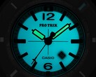 Casio Pro Trek PRJ-01AE-8, de color turquesa que brilla en la oscuridad, con agujas y esfera iluminadas.