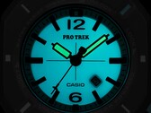 Casio Pro Trek PRJ-01AE-8, de color turquesa que brilla en la oscuridad, con agujas y esfera iluminadas.