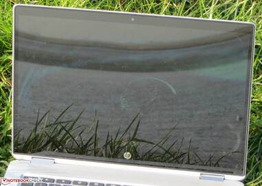 Uso del HP Chromebook x360 14 G1 en exteriores bajo la luz solar directa