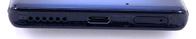 Abajo: altavoz, puerto USB-C, micrófono, bandeja SIM