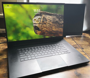 Razer Blade 17 2022 con sus estrechos biseles de pantalla (Fuente de la imagen: Notebookcheck)