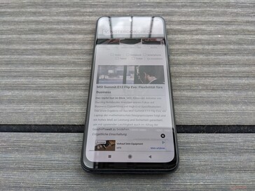 Xiaomi Redmi Note 10S al aire libre en un día nublado