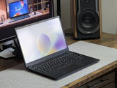 Schenker Connect 15 sobre una superficie gris en el escritorio