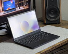 Schenker Connect 15 sobre una superficie gris en el escritorio