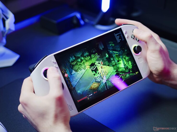 Este SKU específico del Legion Go S cuenta con 32 GB de RAM LPDDR5X y 1 TB de almacenamiento.