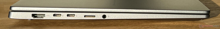 Izquierda: HDMI 2.1, 2x USB-C 4.0 con Thunderbolt 4 (40 Gbit/s, DisplayPort, Power Delivery), lector de tarjetas microSD, toma de audio de 3,5 mm