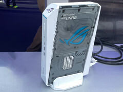 La variante blanca del ROG NUC 2026 (en la imagen) cuesta unos 4.569 dólares.