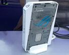 La variante blanca del ROG NUC 2026 (en la imagen) cuesta unos 4.569 dólares.