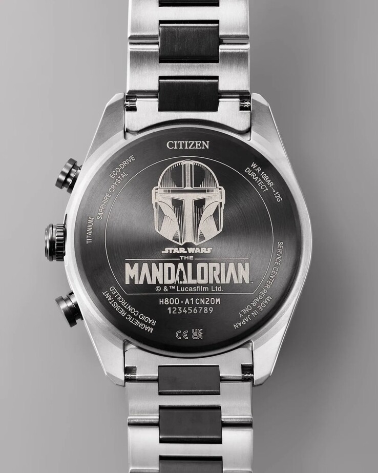 El fondo de la caja presenta un casco mandaloriano grabado y la marca Star Wars.