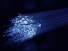 La FCC toma medidas para reforzar la seguridad en torno a los cables submarinos con destino a EE.UU. En la imagen: Un cable de fibra óptica (Fuente de la imagen: Denny Muller, Unsplash)