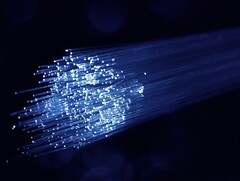 La FCC toma medidas para reforzar la seguridad en torno a los cables submarinos con destino a EE.UU. En la imagen: Un cable de fibra óptica (Fuente de la imagen: Denny Muller, Unsplash)