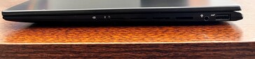 Izquierda: lector de microSD, conector de 3,5 mm, 1 USB-A 3.2 Gen2