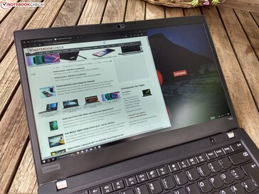 Uso del ThinkPad T490 en el exterior a la sombra