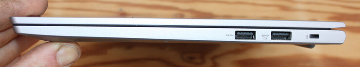 Derecha: 2x USB-A 3.0, ranura Kensington