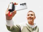 El nuevo Grip Power Bank de Sharge (en la imagen) hace las veces de mando a distancia para la cámara. (Fuente de la imagen: Sharge)