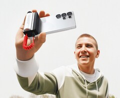 El nuevo Grip Power Bank de Sharge (en la imagen) hace las veces de mando a distancia para la cámara. (Fuente de la imagen: Sharge)