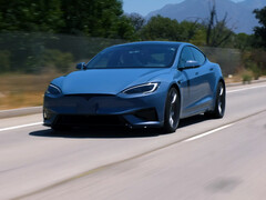 El Tesla Model S Plaid 2026 en un nuevo color Azul Escarcha Metalizado. (Fuente de la imagen: Jay Leno Garage/YT)