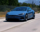 El Tesla Model S Plaid 2026 en un nuevo color Azul Escarcha Metalizado. (Fuente de la imagen: Jay Leno Garage/YT)