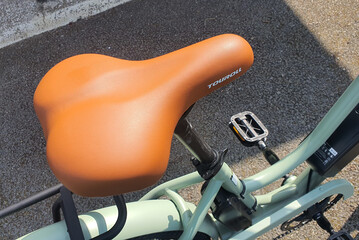 Bonito y cómodo sillín de la Touroll B2 e-bike