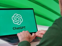 Un hombre está escribiendo en un ordenador portátil con el logotipo de ChatGPT visible en la pantalla