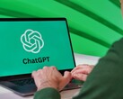 Un hombre está escribiendo en un ordenador portátil con el logotipo de ChatGPT visible en la pantalla