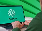 Un hombre está escribiendo en un ordenador portátil con el logotipo de ChatGPT visible en la pantalla