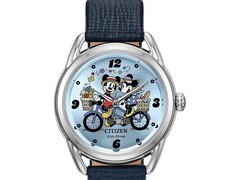 El reloj Citizen FE7097-05W Eco-Drive tiene una esfera de color azul cielo.
