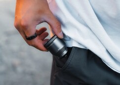 La facilidad para llevarlo en el bolsillo es la clave del atractivo de este objetivo (Fuente de la imagen: ShiftCam)