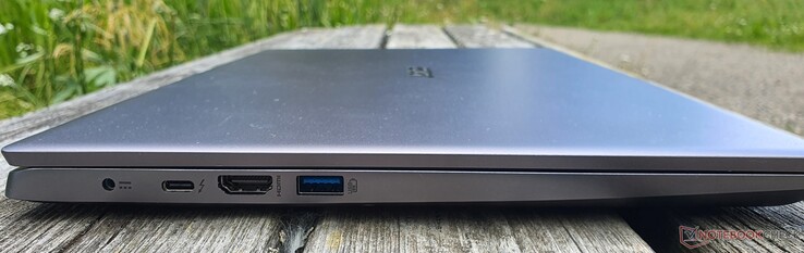 Puertos, izquierda: toma de carga, Thunderbolt 4, HDMI 2.0, USB-A 3.2 Gen1