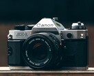 Se dice que la Canon EOS R8 Mark II se inspira en el diseño de la Canon AE-1