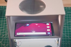 Los proyectores DIY no son nada nuevo, pero no necesita habilidades de nivel DIY Perks para construir éste (Fuente de la imagen: Huy Vector vía YouTube)