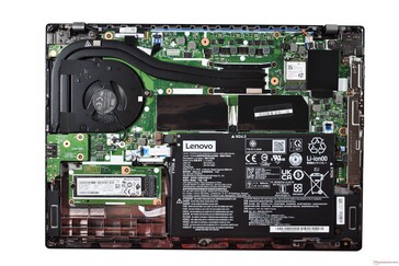 Lenovo ThinkPad L14 Gen 2: Se retira la cubierta inferior