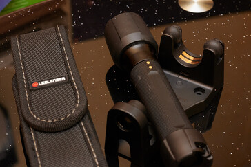 P7R Pro con dock y funda (Fuente de la imagen: Andreas Sebayang/Notebookcheck.com)
