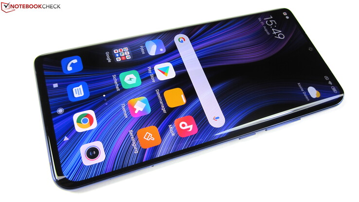 Pantalla curva, fondo de cristal, calidad de construcción de primera: El Xiaomi Mi Note 10 Lite es un teléfono premium en términos de apariencia y sensación.