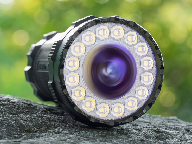 La Olight Marauder 3 cuenta con un foco central con una lente asférica y un anillo de LED para su luz difusa.