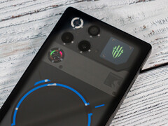 Al parecer, RedMagic está dejando que sus nuevos teléfonos para juegos superen los límites de seguridad para obtener puntuaciones altas. En la imagen: la parte trasera del 11 Pro.