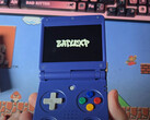 La BatleXP Flip en una de sus dos opciones de color de lanzamiento. (Fuente de la imagen: Retro Gaming with Deadfred)