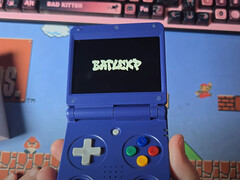 La BatleXP Flip en una de sus dos opciones de color de lanzamiento. (Fuente de la imagen: Retro Gaming with Deadfred)