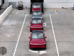 El nuevo Modelo Y utiliza el FSD no supervisado para conducir por sí mismo hasta los lotes de entrega. (Fuente de la imagen: Tesla/X)