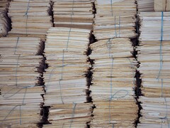 Altas pilas de expedientes de papel agrupados y atados con cuerda