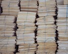 Altas pilas de expedientes de papel agrupados y atados con cuerda