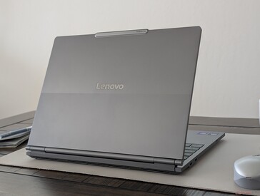 El modelo parece un ThinkBook clamshell normal desde la parte trasera cuando está en modo de 14 pulgadas