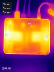 Asus NUC 15 Pro+ durante la prueba de estrés (lado superior)