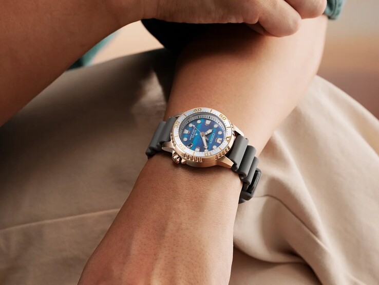 Con 36,5 mm, la caja ofrece una visión más compacta del reloj de buceo moderno.