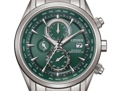 Reloj Citizen World Chronograph A.T. AT8260-85X con esfera verde, caja y brazalete de acero inoxidable, tres subesferas y una escala de hora mundial.