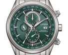 Reloj Citizen World Chronograph A.T. AT8260-85X con esfera verde, caja y brazalete de acero inoxidable, tres subesferas y una escala de hora mundial.