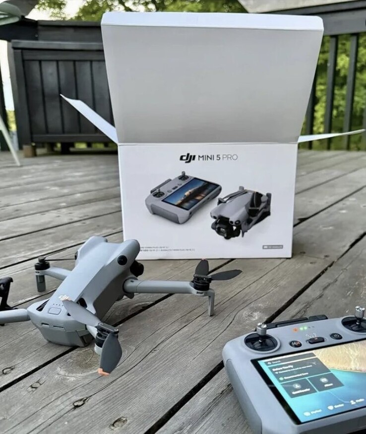 Dentro de la caja del DJI Mini 5 Pro: El propio mini dron y el controlador RC2. (Fuente de la imagen: @KietN7650)