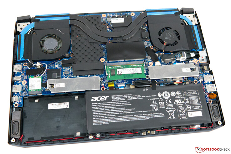 Una mirada al Acer Predator Helios 300 PH315 sin su placa inferior.