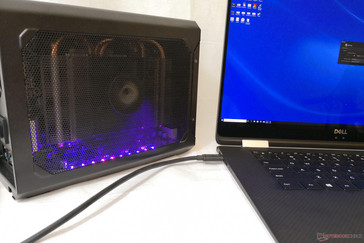 La iluminación RGB en la parte inferior se activará automáticamente cuando la GPU esté activa