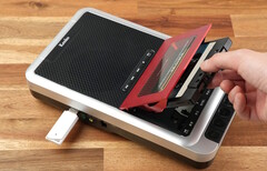 La Kenko Tokina KR-019CR reproduce y graba cintas de casete y, opcionalmente, las convierte en archivos MP3. (Fuente de la imagen: Kenko Tokina)